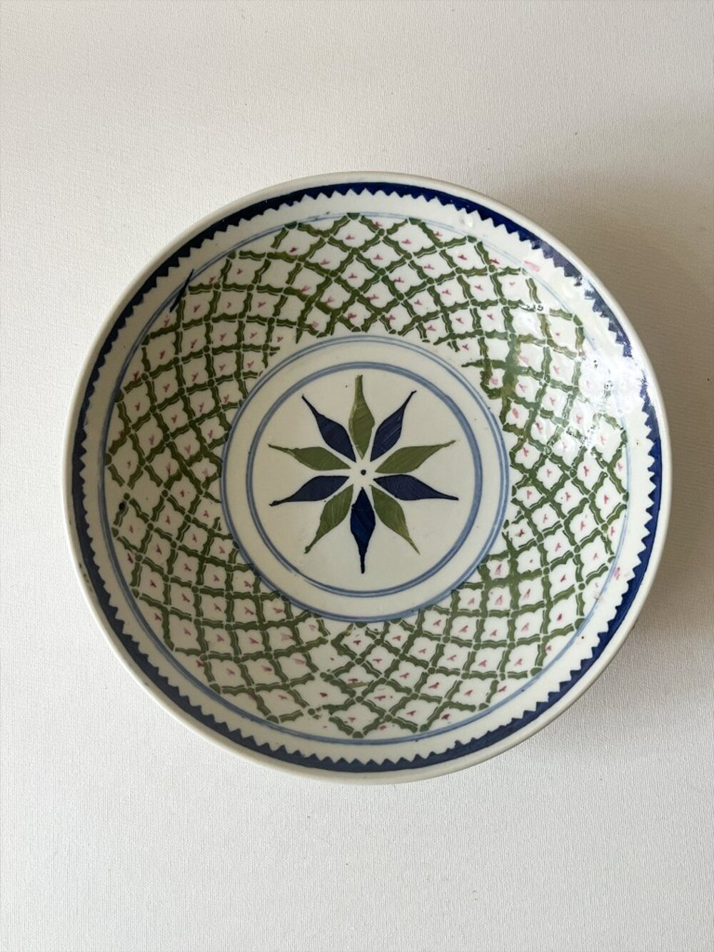 Vtg Chinese Porcelain Shallow Dish Bowl Green Polychrome Lattice Leaf Design 8"